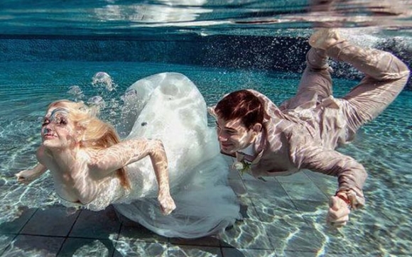 بووک و زاوایەک وێنەی ھاوسەرگیرییەکەیان لەنێو ئاودا دەگرن