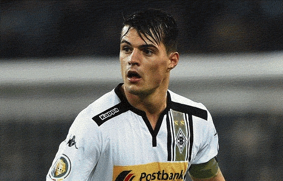 باڤارییەکان و تۆپچیەکان شەڕی بەدەستھێنانی یاریزانێک دەکەن