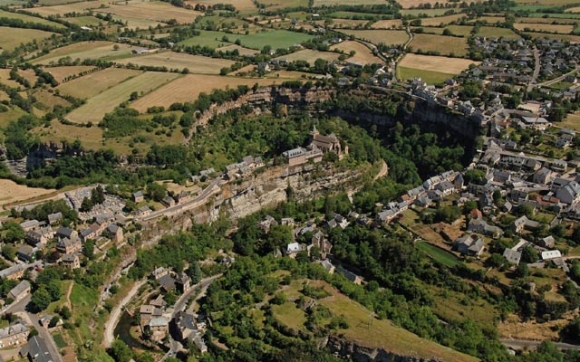 شارۆچكەیەك لەنێو چاڵ