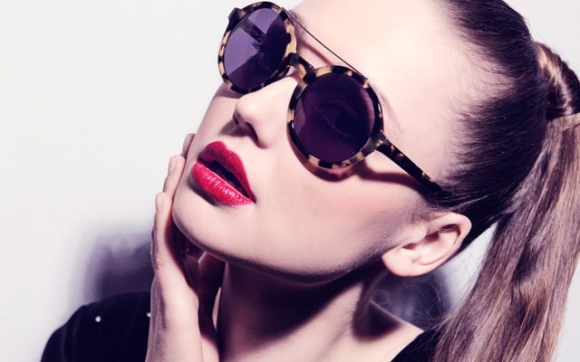 هەنگاوەكانی ماكیاژ و چاویلكە لە چاوكردن