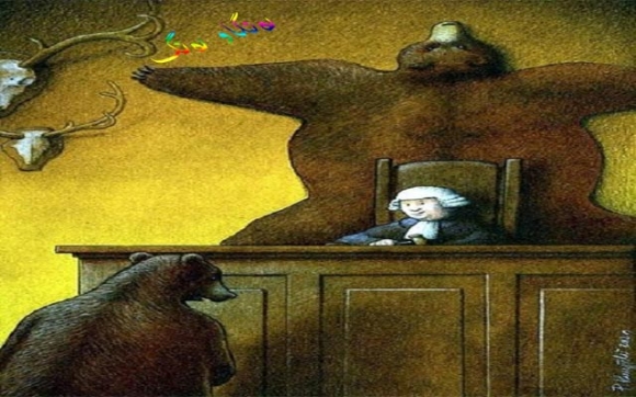 كاریكاتێرێكە باس لەو كەسانە دەكات كە خۆیان ستەم دەكەن، كەچی كەسی بەرامبەریان بە تاوانبار دادەنێن، دادوەر پێستی ورچێكی لە پشتی خۆیەوە داناوە، بەڵام ورچێكی بەرامبەر بە تاوانبارەكە داناوە.