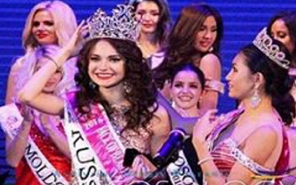 کچێکی ڕوسی دەبێتە خاوەنی جوانترین دەموچاو لە جیهاندا