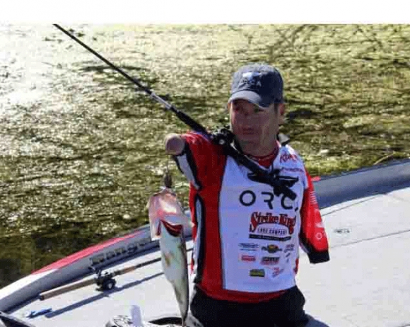 پیاوێک که‌ هه‌ردو ده‌ست وقاچى نیه‌، توانى 7 هه‌زار ماسى ڕاوبکات