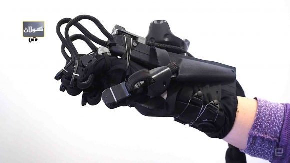 دەستەوانەیەك دەستەكانتان دەباتە جیهانی مەجازی