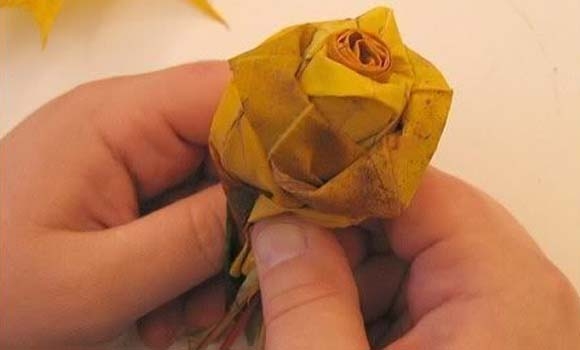 دەست ڕەنگینی بۆ دروستـــكردنی گوڵ لەگەلای دار