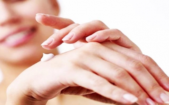 چارەسەری قڵیشان و وشکبوونەوەی دەستەکان لە پایزدا