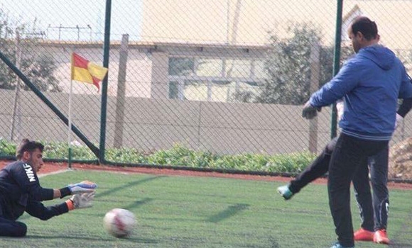 ڕاھێنەرێک گۆڵپارێز بۆ یانەکەی درووست دەکات