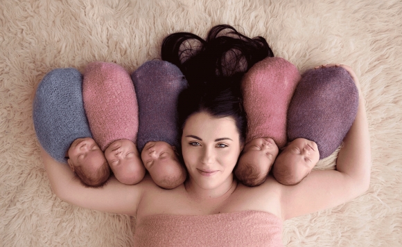 دایكێك وپێنچ منداڵەكەی  سەرسامت دەكەن