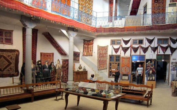 دەستڕەنگینی لە مافوور و كومبار و جاجمی كوردەواری