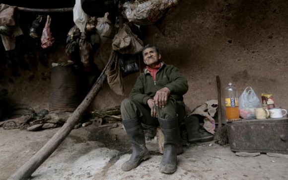 ساڵی (2016)یە و لە ئەشكەوت دەژی