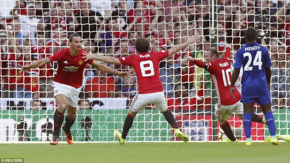 به‌ وێنه‌ ... سوڵتان یه‌كه‌مین نازناوی پێشكه‌شی مۆرینهۆ و ئۆڵد ترافۆردی كرد