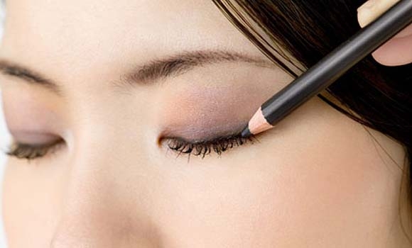 گرنگی رەش كردنی چاوەكان بەپێی هەنگاوەكان