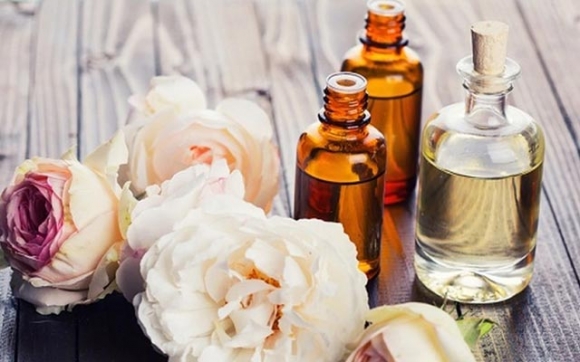 سێ زەیتی سروشتی بۆ کردنەوەی ڕەنگی پێست