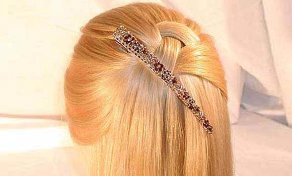 هەنگاوەكانی دانانی ستایلێكی جوانی قژ بە وێنە