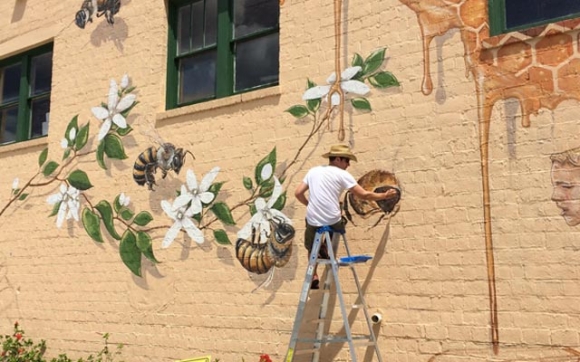 هەنگ  ئەوەندەی منداڵێكی ساوا