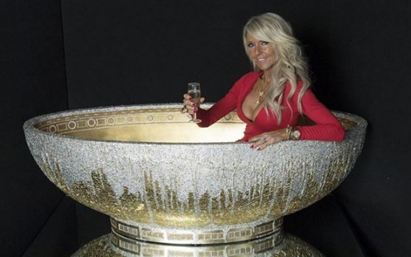 حەوزێكی گەرماو لــــە زێڕ و كریستاڵ