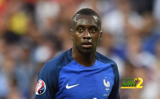 خانمە پیرەکە چاوی لە فەرنسایە