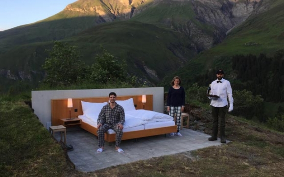 هوتێلی بێ دەرگا و دیوار