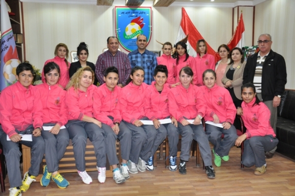 سەرۆكی یەكێتی تۆپی پێی كوردستان خەڵاتی ئافرەتانی هەولێری كرد