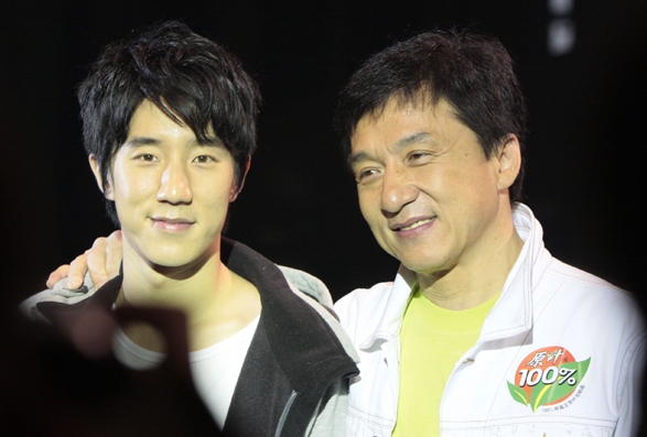 جاكی چان كوڕەكەی لە سامانەكەی بێبەش دەكات