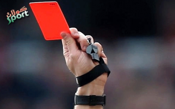 داوەرێک بە کارتی سور ياریيەکەی بەڕێوەبرد