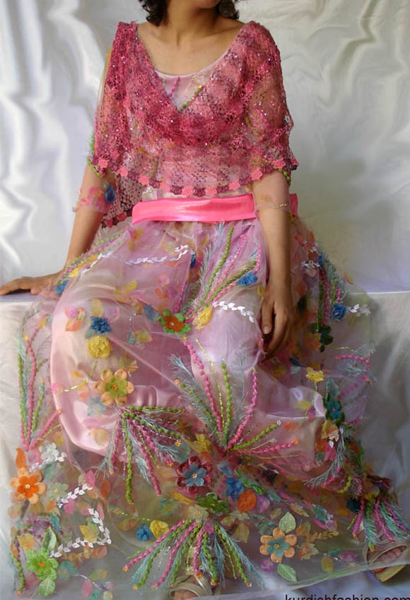 جلوبەرگی كوردی بە ستایلی رەنگاوڕەنگەوە