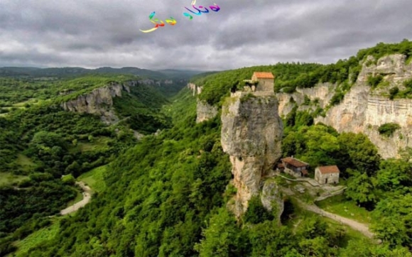 باڵەخانە لەسەر لوتكەی گاشە بەرد