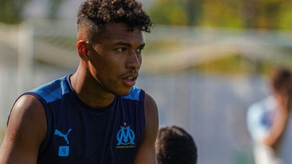 كامارا چه‌ندین یانه‌ى به‌خۆى سه‌رقاڵ كردوه‌