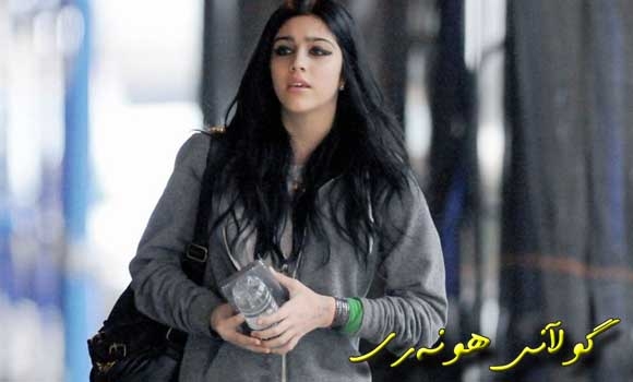 كچەكەی مادۆناش ڕێچكەی دایكی گرتووە