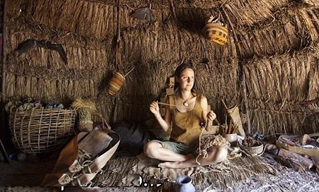 بزانە ئەو كچە لە دارستان چ دەكات