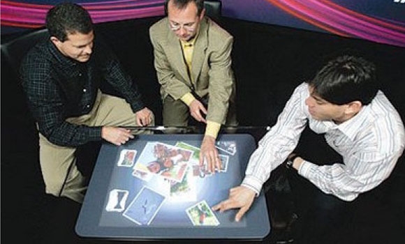 كۆمپیوتەرێك لەشێوەی مێز