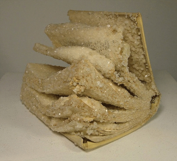 پەرتووكێك لە كریستاڵ