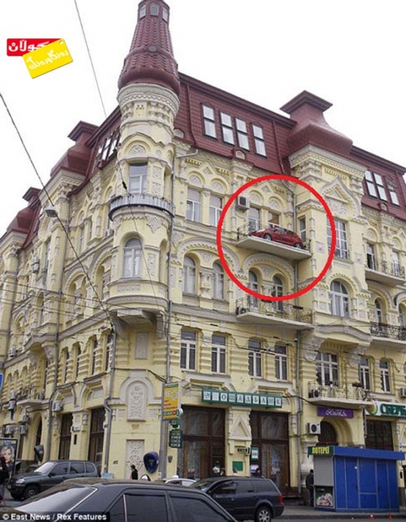 لەبەر بێ شوێنی، ئۆتۆمبیلەكەی بــــردە سەربان