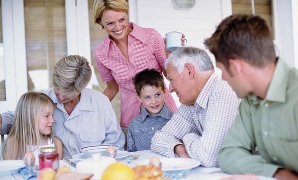 لەسەر مێزی خواردندا