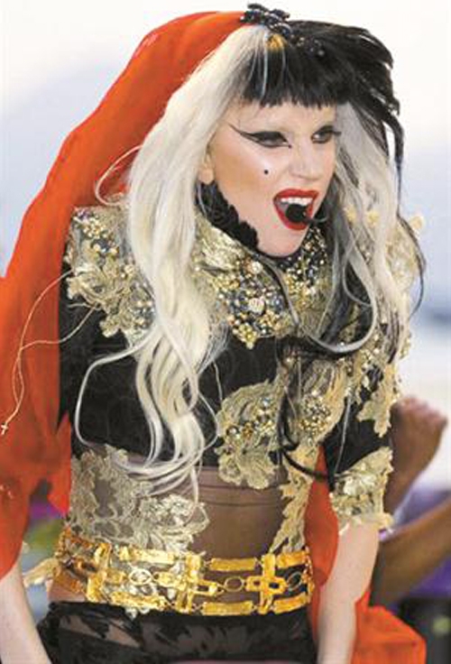 لەیدی گاگا دەبیتە ماری كۆبرا