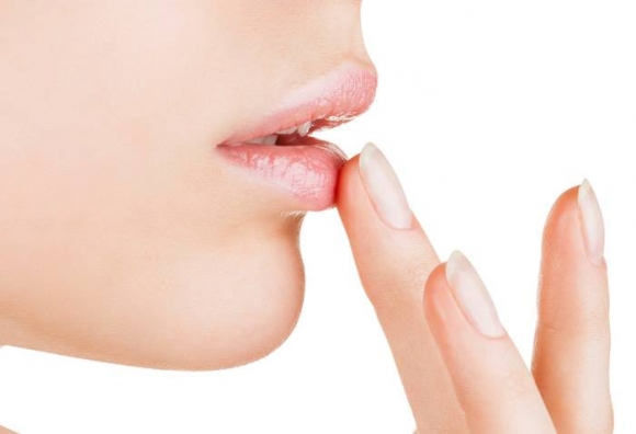 لێوەكانت لە قڵشان بپارێزە