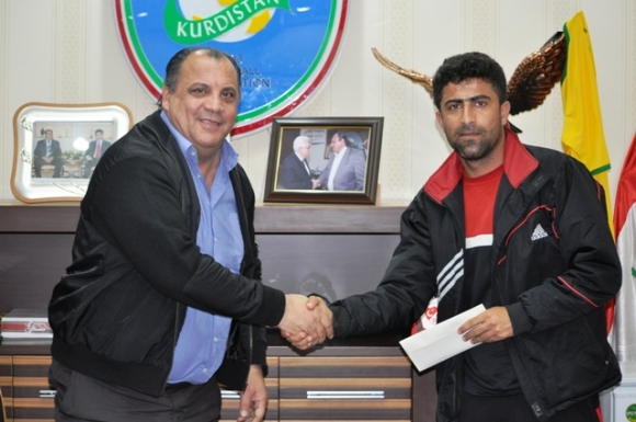 سەفین كانەبی هاوكاری هەڵەبجیەك دەكات