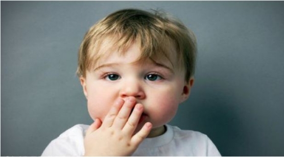 دایکان و باوکان پێویستە چی بکەن لەکاتی دواکەوتنی قسەکردنی منداڵەکانیان؟