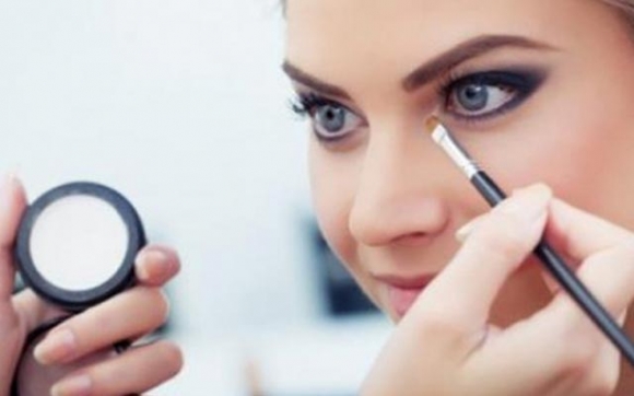 زیانه‌كانی مانه‌وه‌ی مكیاج