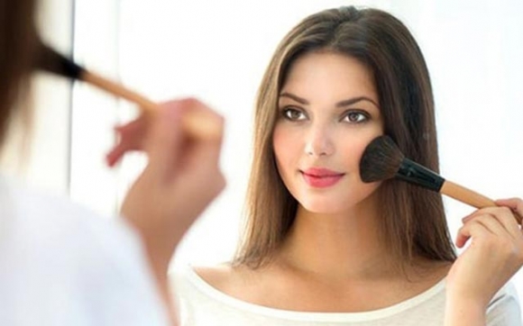 چوار ڕێنمایی بۆ پاراستنی پێست لە زیانەکانی ماکیاژ