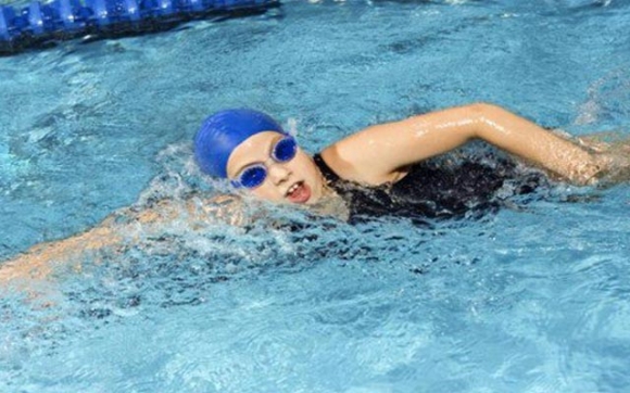 چۆن لەکاتی مەلەکردندا پارێزگاریی لە قژت دەکەیت؟