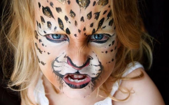 دایكێك نمایش بە روخساری نـەخشداری منداڵەكانی دەكات