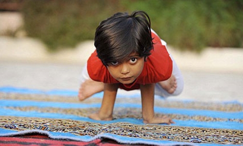 نمایشەكانی منداڵێكی جەستە لاستیك