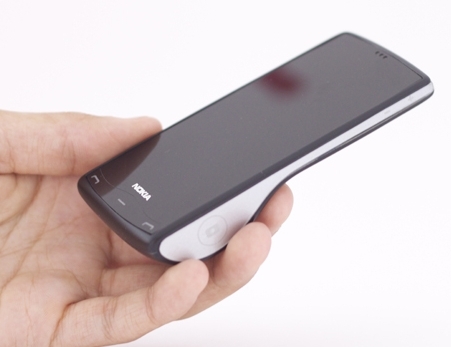 موبایلێك هەڵدەستێتە سەرپێ