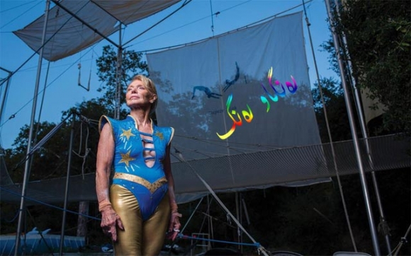 ئافرەتێكی سەرنجڕاكێشی نمایشكاری بەهلەوانی