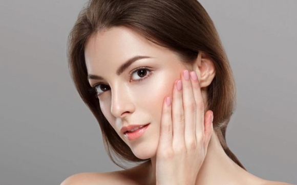 ماسکی جیاواز بۆ گەشانەوە و پاککردنەوەی پێست