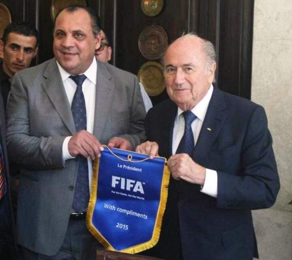 سەرۆكی یەكێتیی تۆپی پێی كوردستان دۆسیەی كوردستانی رادەستی سەرۆكی فیفا كرد