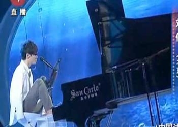 بە قاچ پیانۆ دەژەنێ