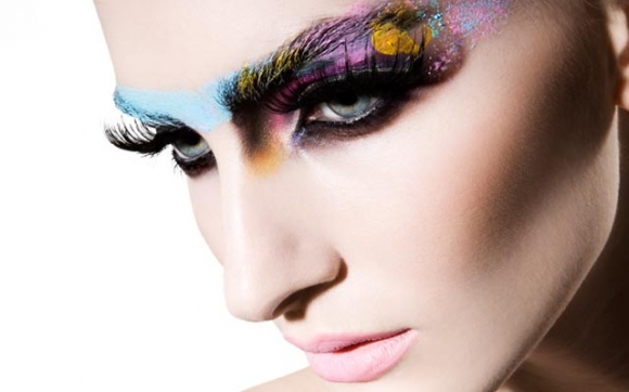 رێكخستنی رەنگی پشت چاو  لەگەڵ رەنگی جلوبەرگ