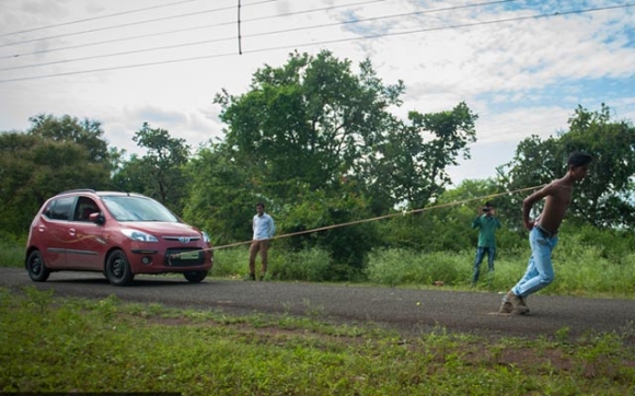 ئۆتۆمبێل بە پشت و شانەكانی رادەكێشێت
